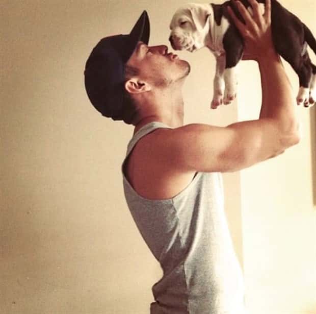 big men and small dogs 24 Big Guys Hanging Out With Small Dogs (30 photos)