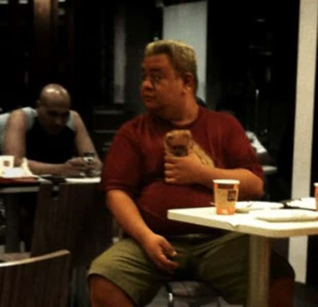 big men and small dogs 29 Big Guys Hanging Out With Small Dogs (30 photos)
