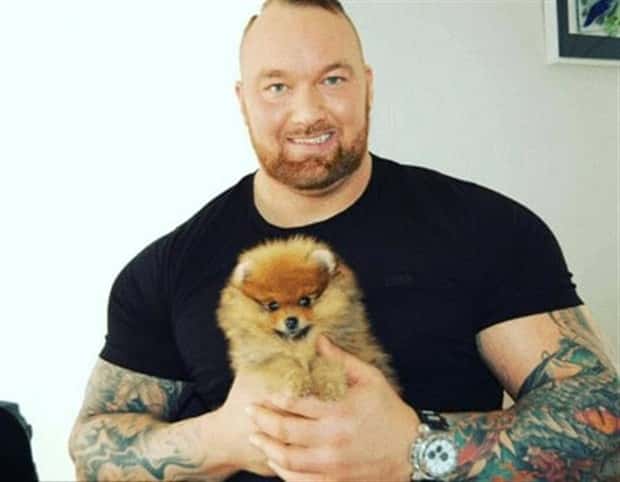 big men and small dogs 6 Big Guys Hanging Out With Small Dogs (30 photos)