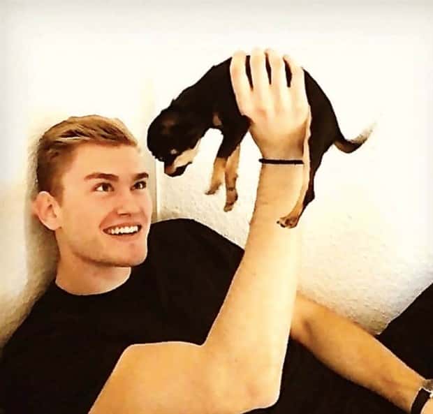 big men and small dogs 7 Big Guys Hanging Out With Small Dogs (30 photos)