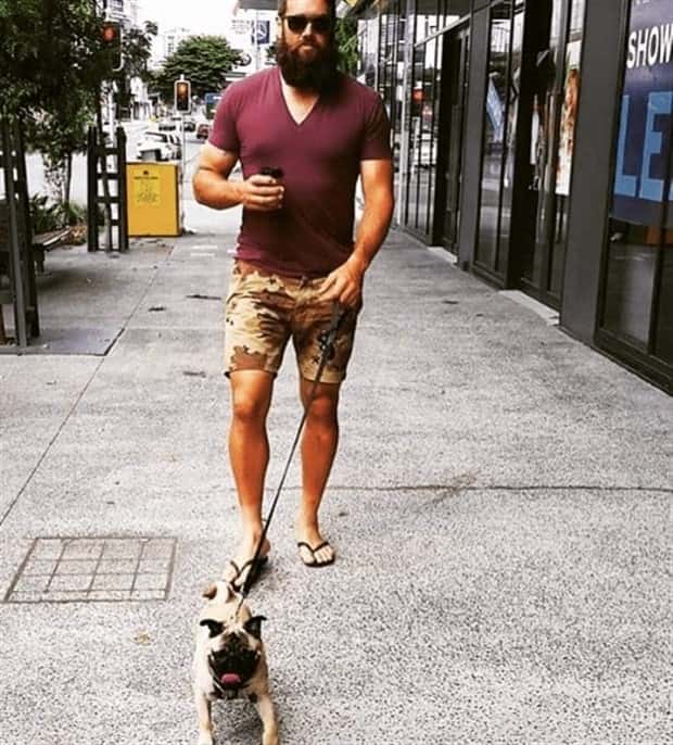 big men and small dogs 8 Big Guys Hanging Out With Small Dogs (30 photos)
