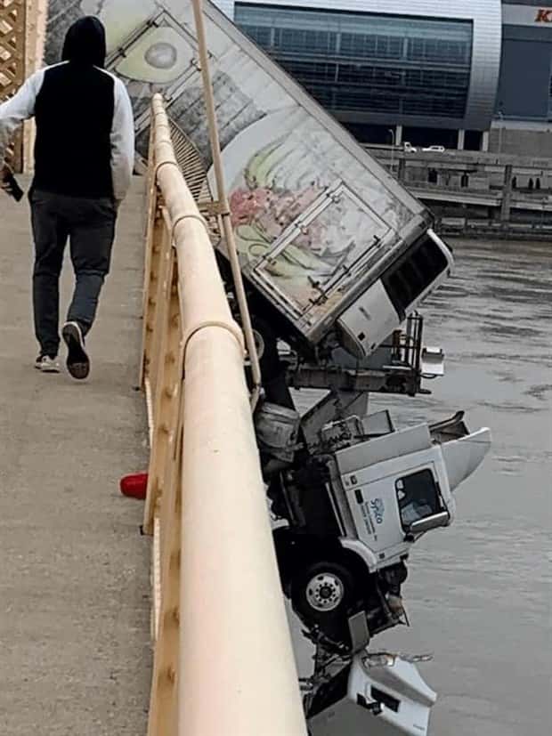 Insane Driving Fails #28 (23 photos)