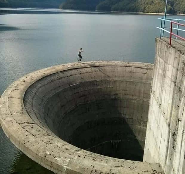 25 Pics That Instantly Trigger Fear Of Heights (25 photos)