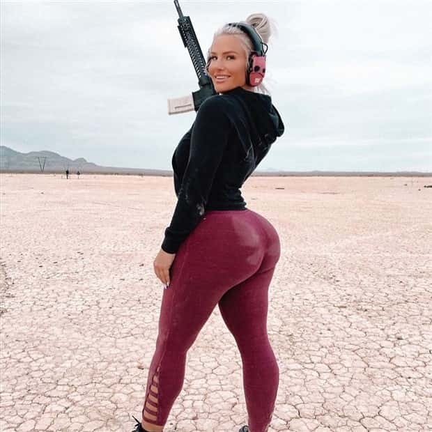 Hot Girls with Guns #21 (21 photos)