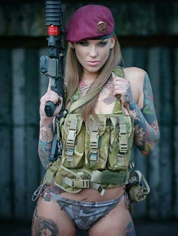 Hot Girls with Guns #21 (21 photos)
