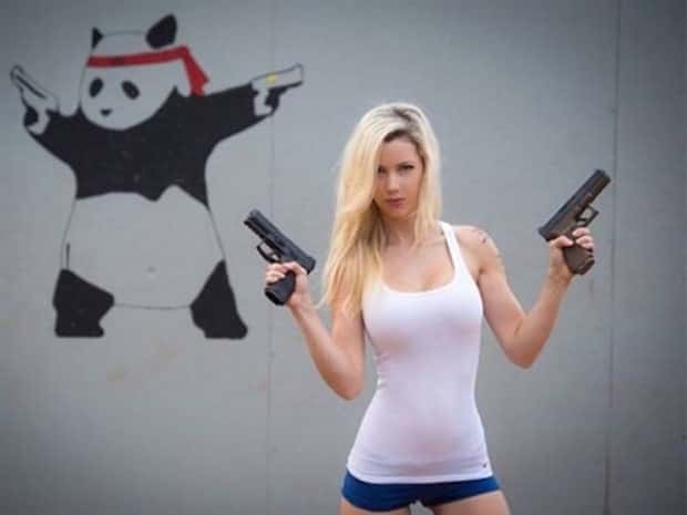 Hot Girls with Guns #21 (21 photos)