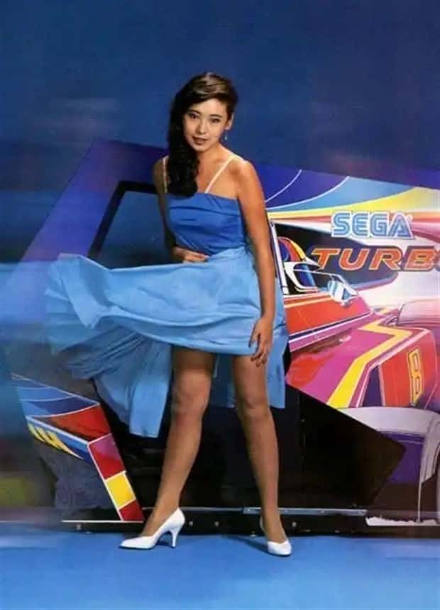 Retro Arcade Games Feature Beautiful Women (19 photos)