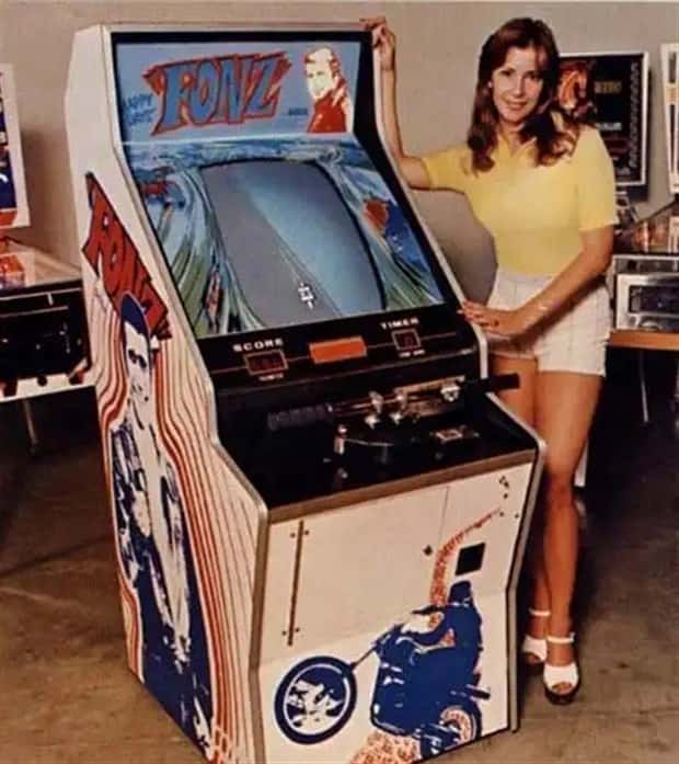 Retro Arcade Games Feature Beautiful Women (19 photos)