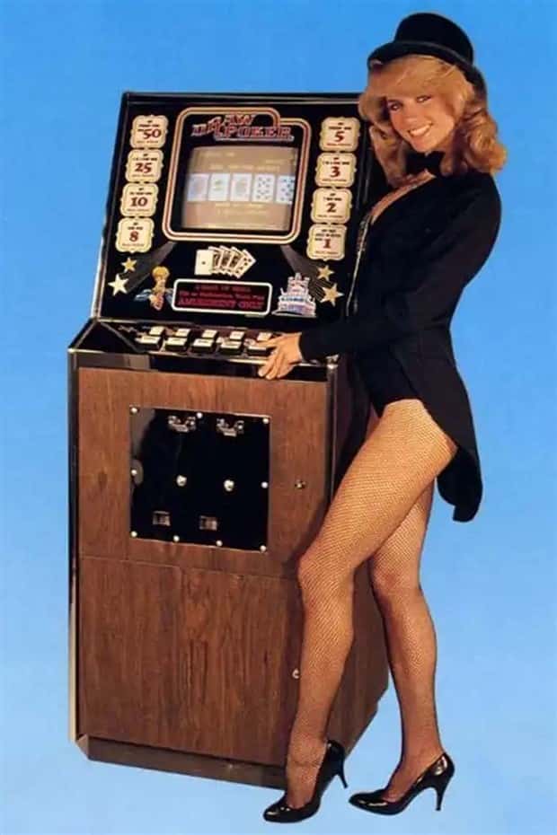 Retro Arcade Games Feature Beautiful Women (19 photos)