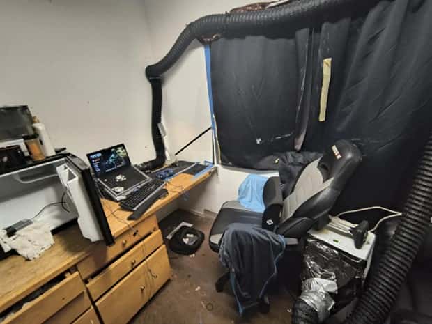 26 Gaming Setups That Are Pure Chaos (26 photos)