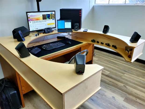 26 Gaming Setups That Are Pure Chaos (26 photos)