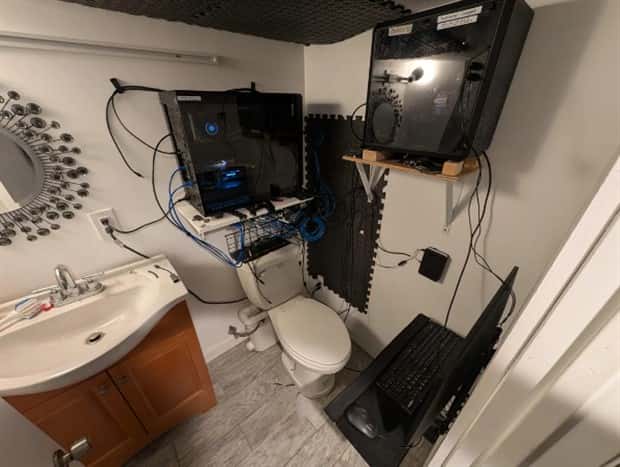 26 Gaming Setups That Are Pure Chaos (26 photos)