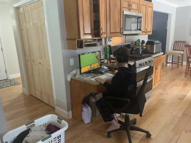 26 Gaming Setups That Are Pure Chaos (26 photos)