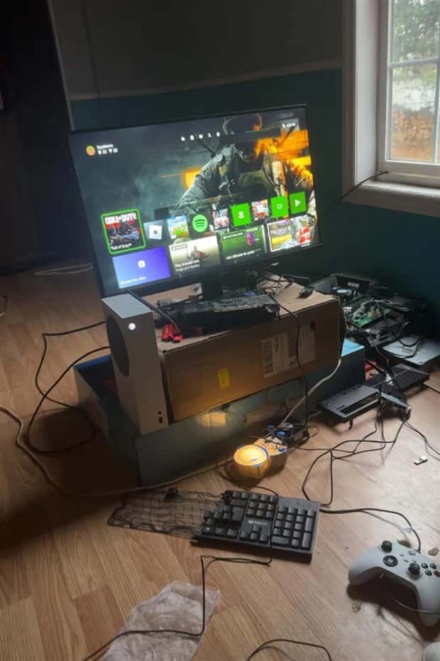 26 Gaming Setups That Are Pure Chaos (26 photos)