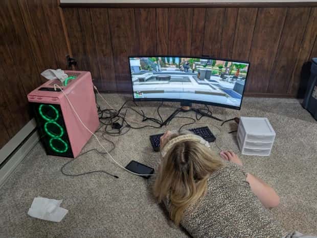 26 Gaming Setups That Are Pure Chaos (26 photos)