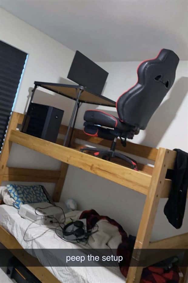 26 Gaming Setups That Are Pure Chaos (26 photos)