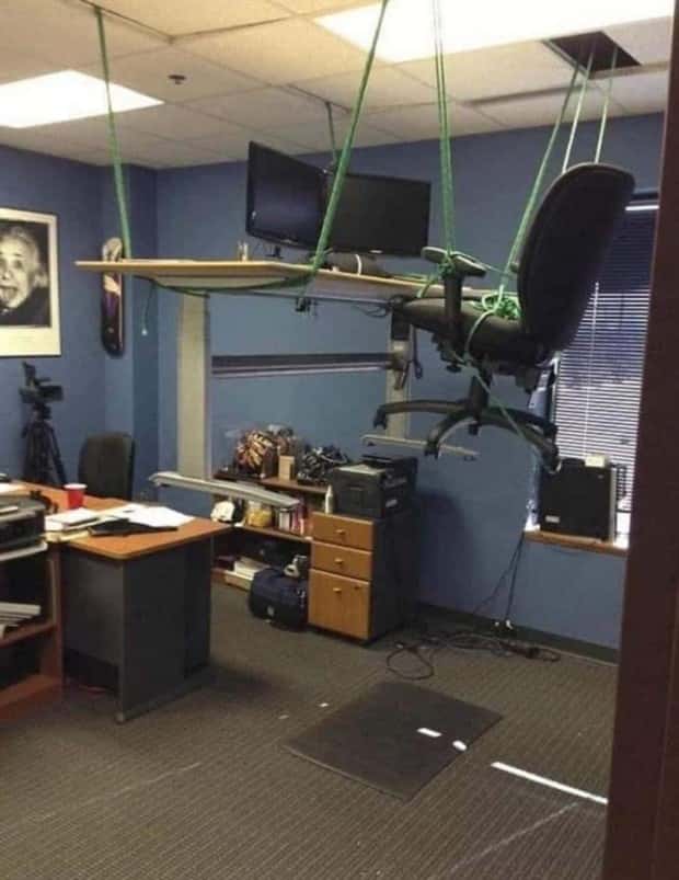 26 Gaming Setups That Are Pure Chaos (26 photos)