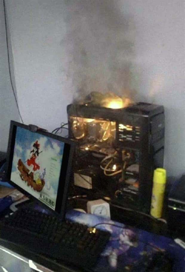 26 Gaming Setups That Are Pure Chaos (26 photos)