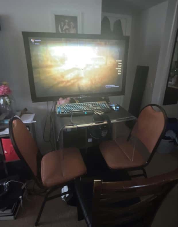 26 Gaming Setups That Are Pure Chaos (26 photos)