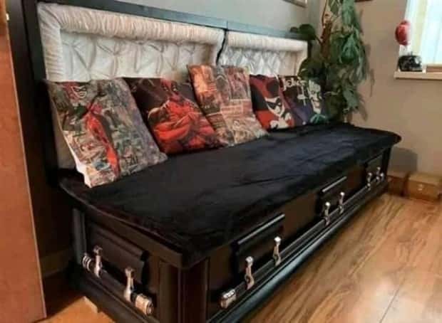 Couches So Bad They’re Performance Art (24 photos)