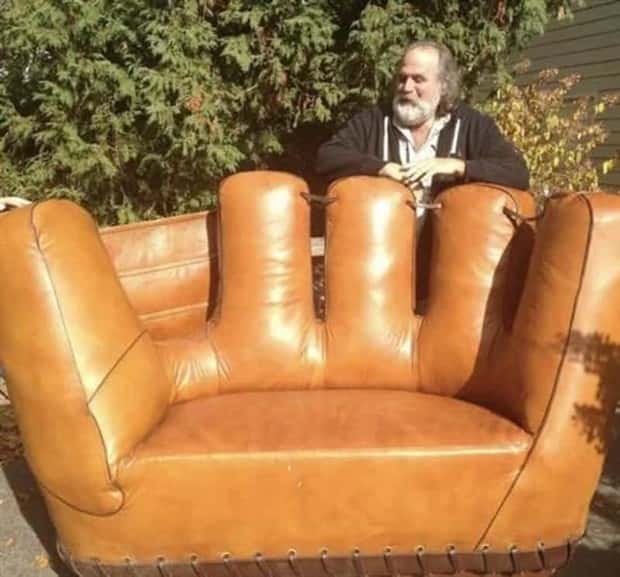 Couches So Bad They’re Performance Art (24 photos)
