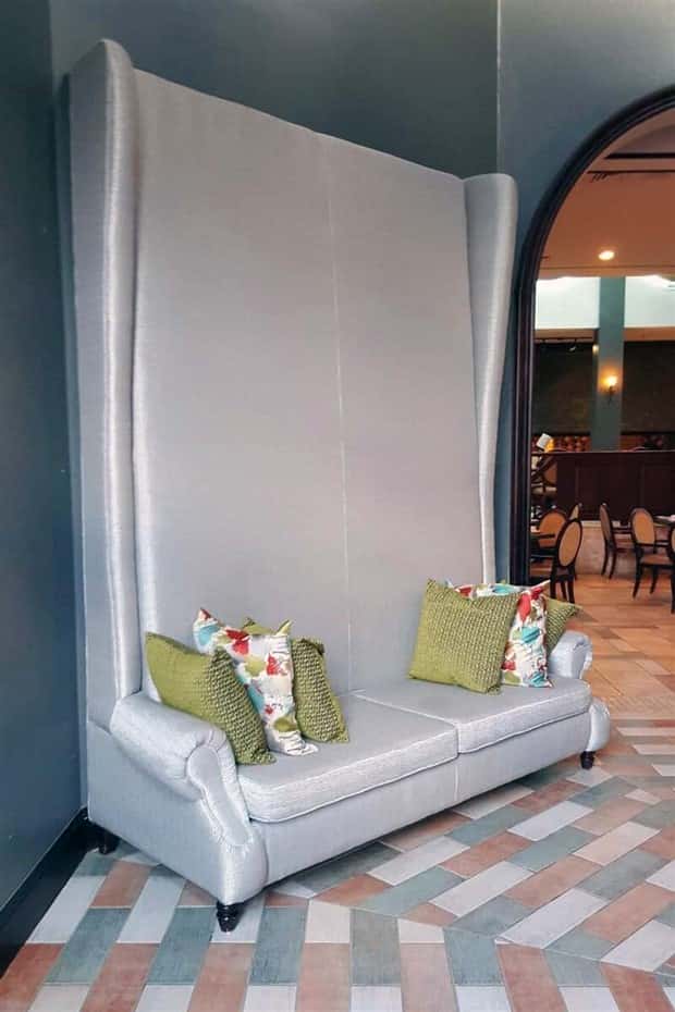 Couches So Bad They’re Performance Art (24 photos)