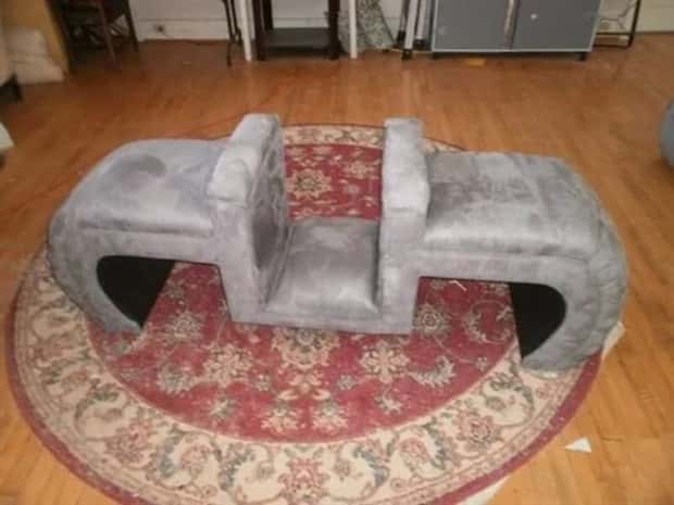 Couches So Bad They’re Performance Art (24 photos)