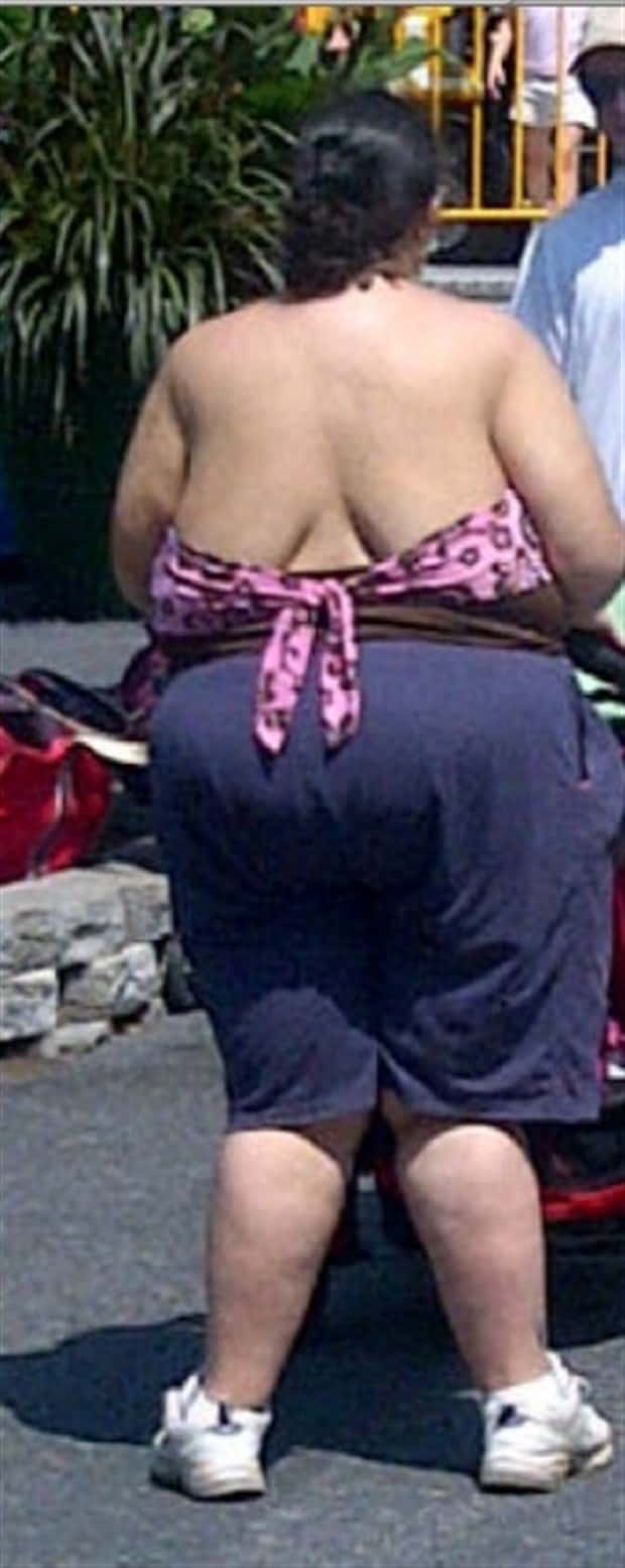 Back Boobs Break Brains During Scrolls (23 photos)