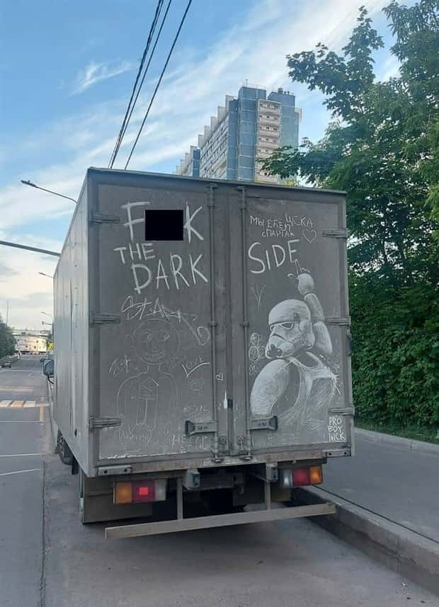 Artistic Sketches Found on Dirty Cars (23 photos)