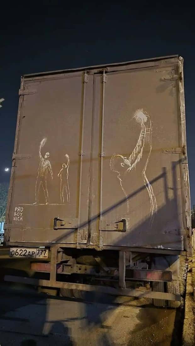 Artistic Sketches Found on Dirty Cars (23 photos)