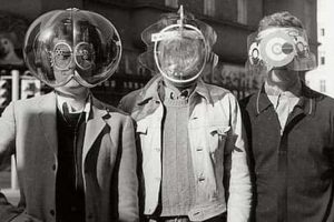 Strange Images Hidden Inside A Forgotten Closet (18 photos)