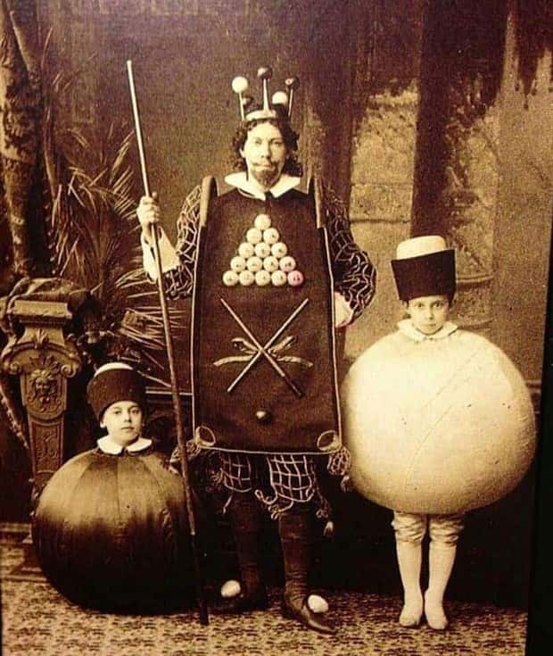 Strange Images Hidden Inside A Forgotten Closet (18 photos)