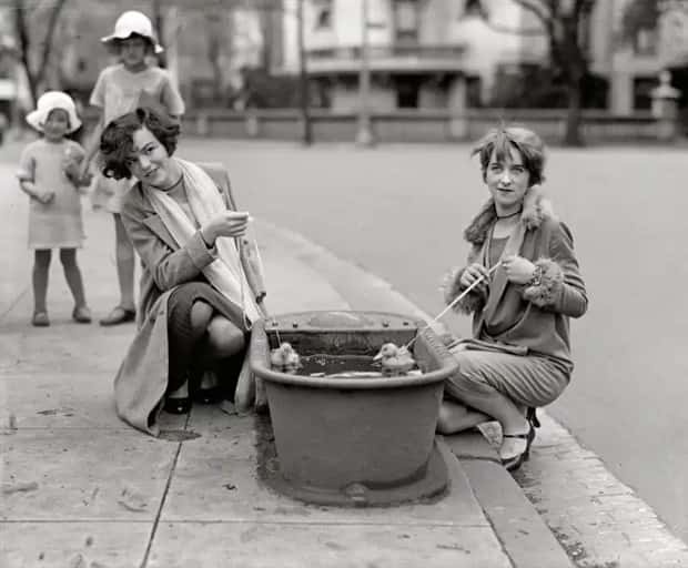 30 Vintage Photos Filled with Odd Humor