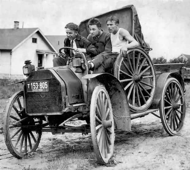 30 Vintage Photos Filled with Odd Humor