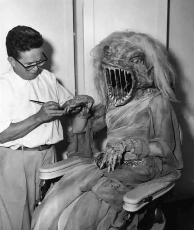 30 Vintage Photos Filled with Odd Humor