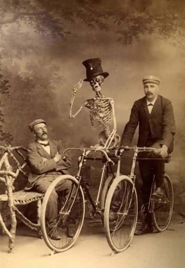30 Vintage Photos Filled with Odd Humor