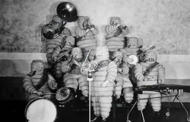 30 Vintage Photos Filled with Odd Humor