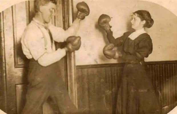 30 Vintage Photos Filled with Odd Humor