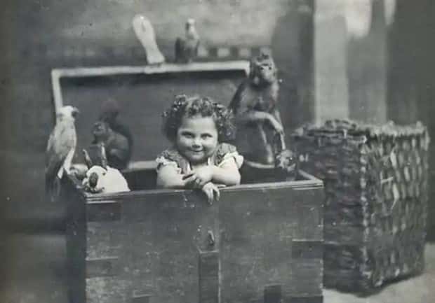 30 Vintage Photos Filled with Odd Humor