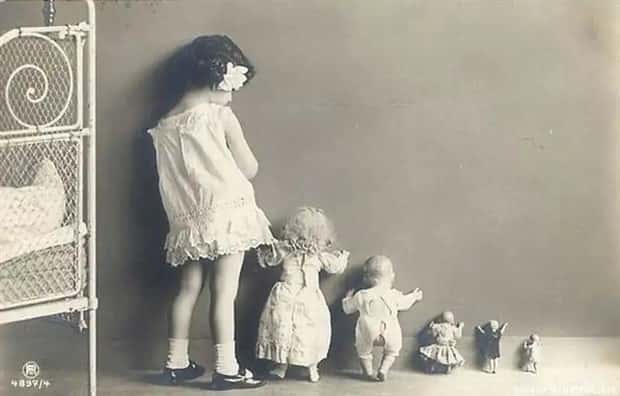 30 Vintage Photos Filled with Odd Humor