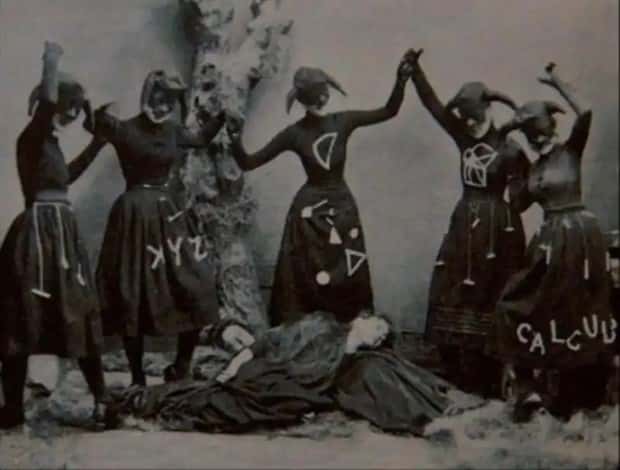 30 Vintage Photos Filled with Odd Humor