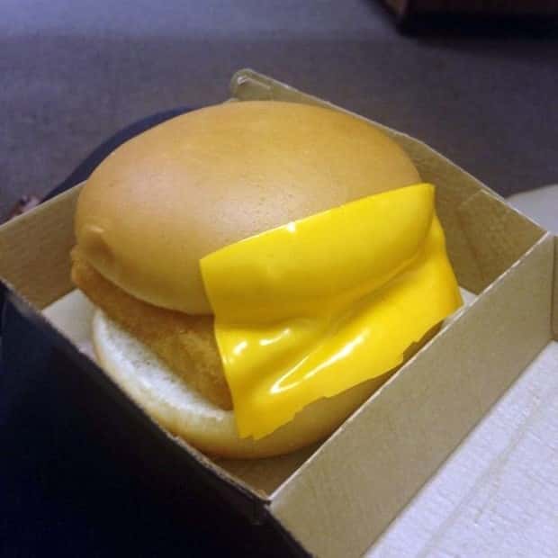 burger fails 1 27 Burgers That Turned Dinner Into A Mystery (27 photos)
