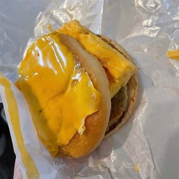 burger fails 13 27 Burgers That Turned Dinner Into A Mystery (27 photos)
