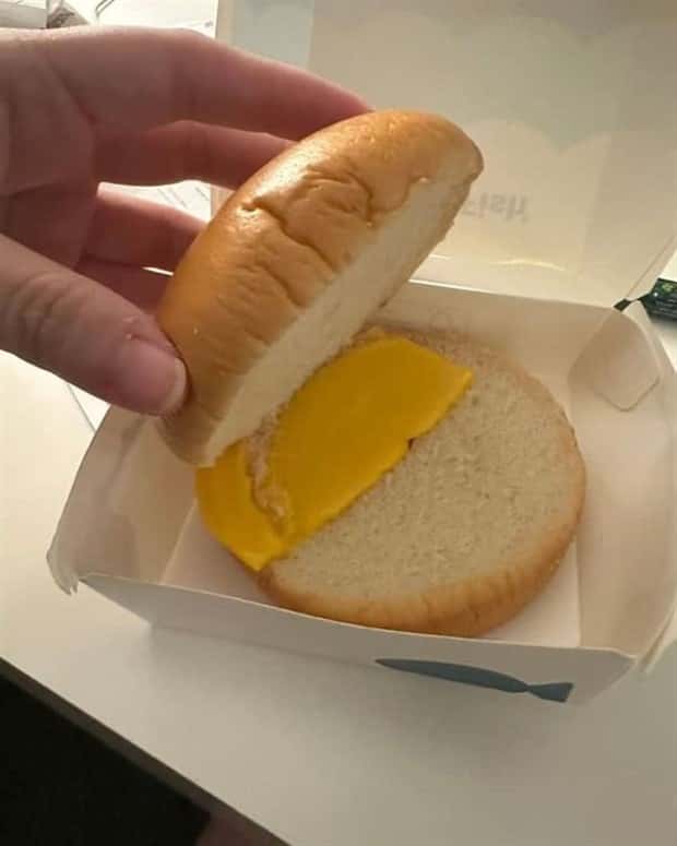 burger fails 15 27 Burgers That Turned Dinner Into A Mystery (27 photos)