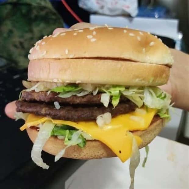 burger fails 17 27 Burgers That Turned Dinner Into A Mystery (27 photos)