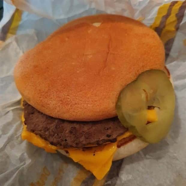 burger fails 18 27 Burgers That Turned Dinner Into A Mystery (27 photos)