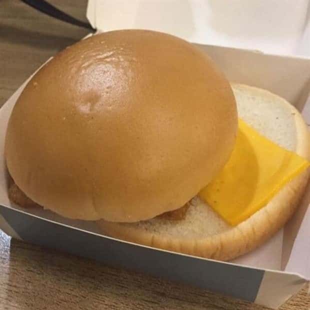 burger fails 5 27 Burgers That Turned Dinner Into A Mystery (27 photos)