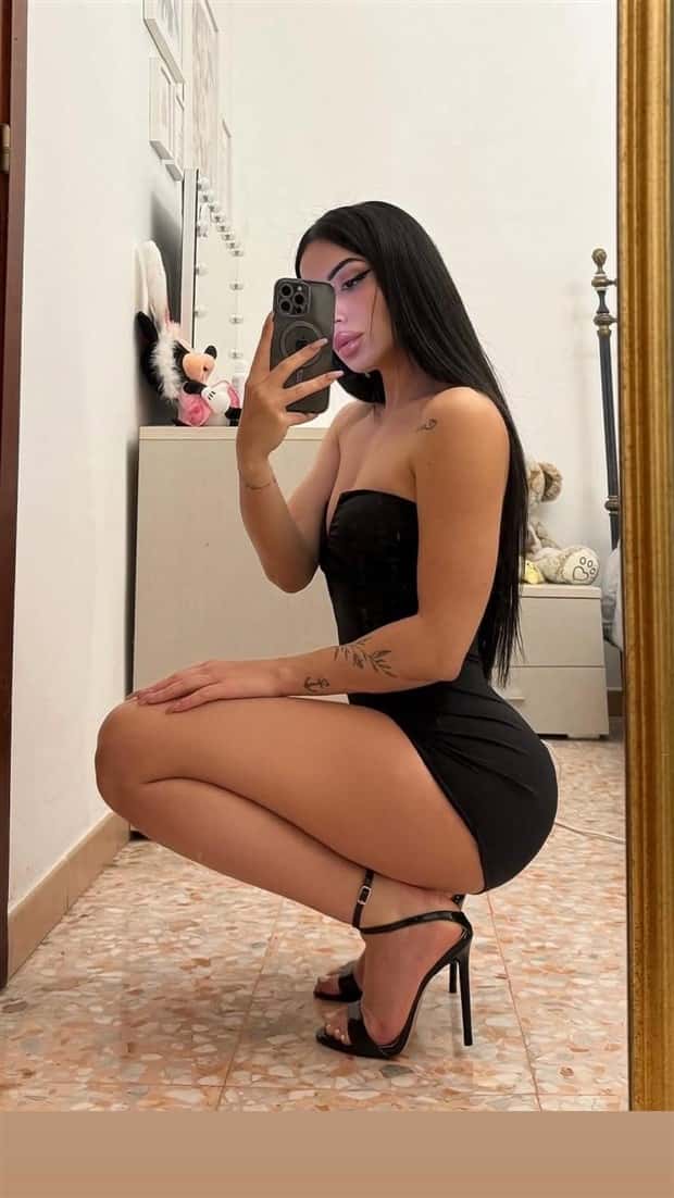 Hot Girls in Seductive Black Dresses #3 (21 photos)