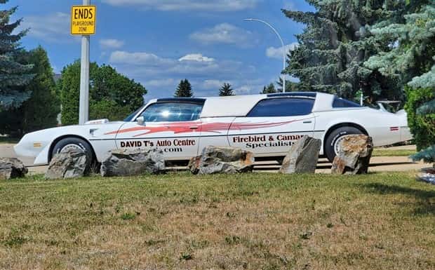 wild car customization 13 Car Customizations That Went Way Too Far (22 photos)