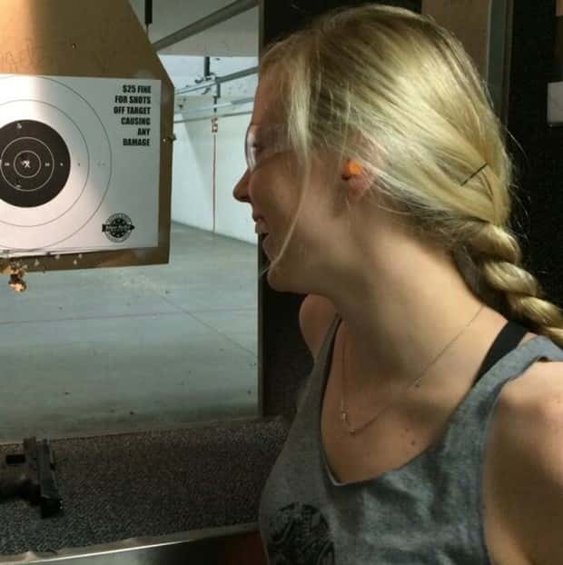 hot girls holding guns 11 Hot Girls with Guns #22 (20 photos)